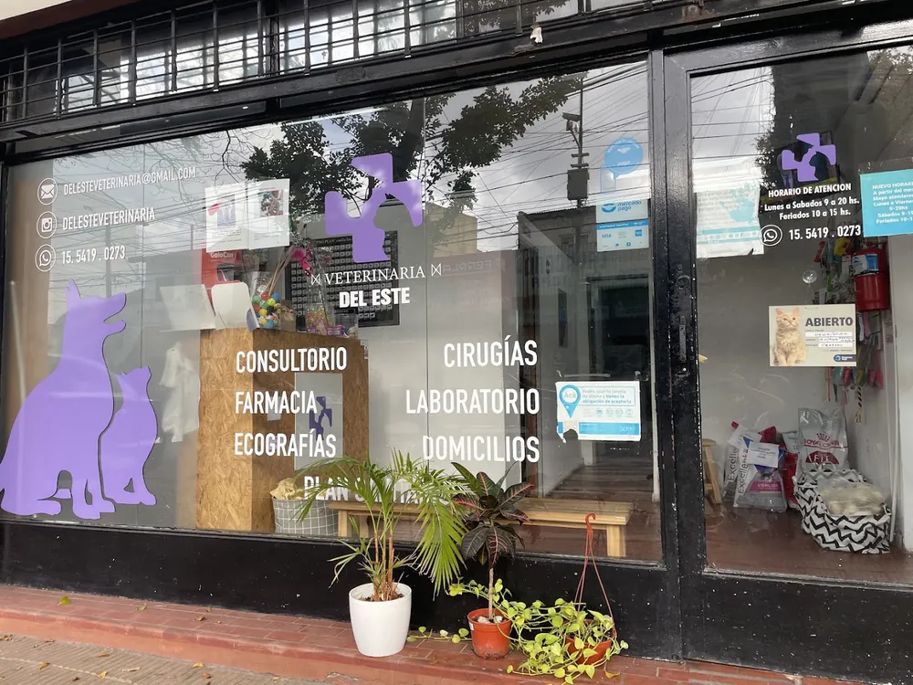 La vidriera de la veterinaria, con la cruz violeta y la lista de servicios